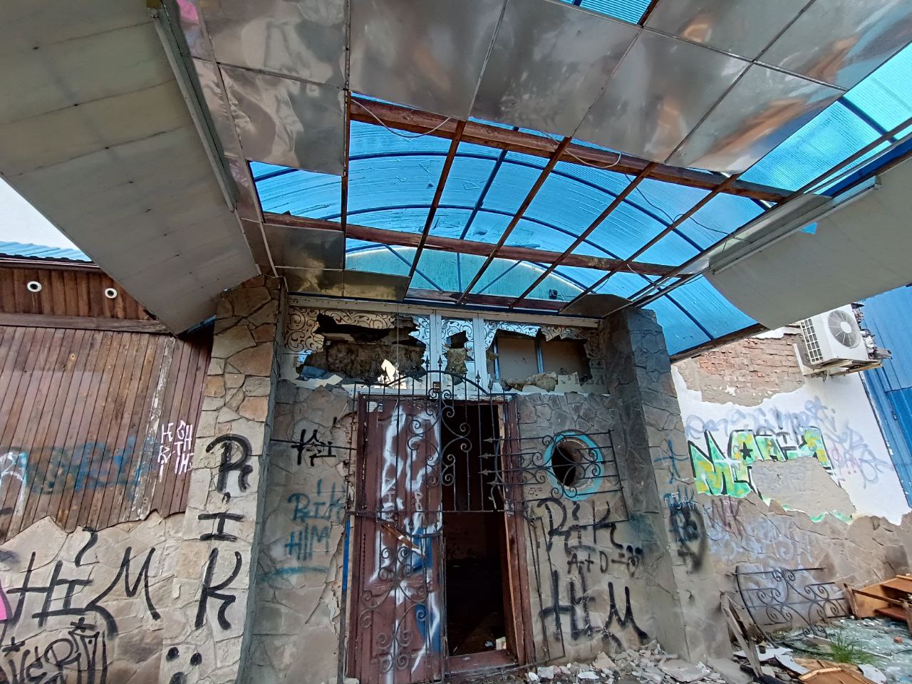 Новини Вінниці - фото з Притон у центрі Вінниці: хто відповідальний за трагедії в колишньому кінотеатрі «росія»?