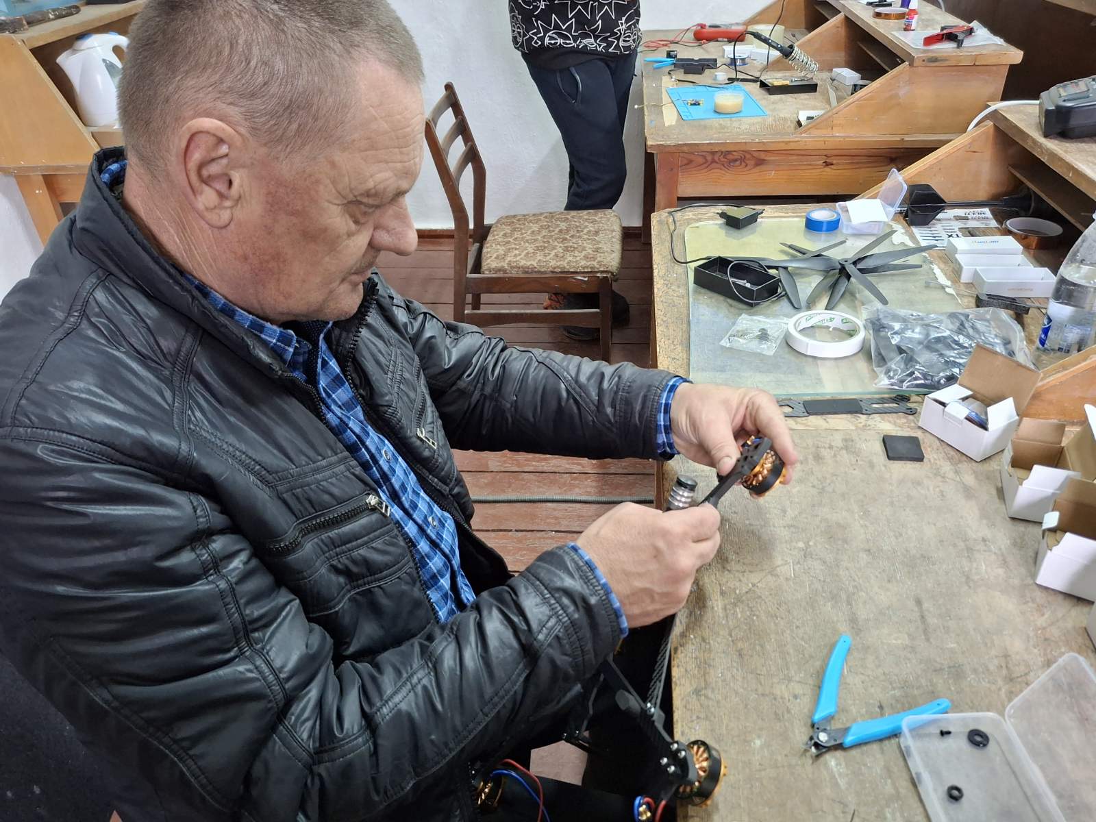 Новини Вінниці - фото з «Бує, на чийсь місто залітаємо»: вчитель повернувся з війни і робиться з учнями дрони