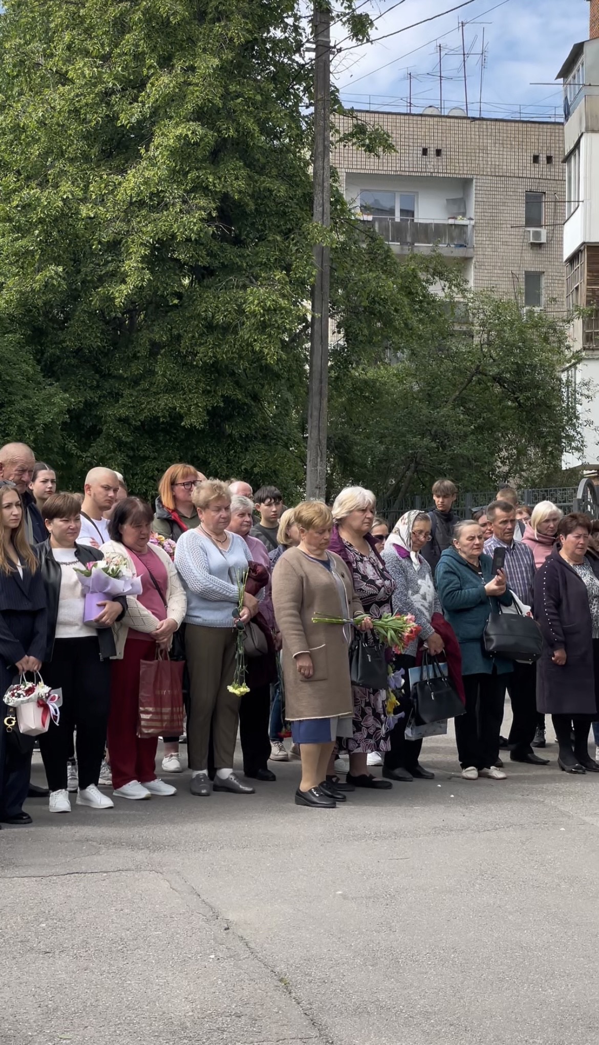 Новини Вінниці - фото з На честь п’ятнадцяти героїв: у ліцеї №27 відкрили стелу Пам’яті загиблим випускникам