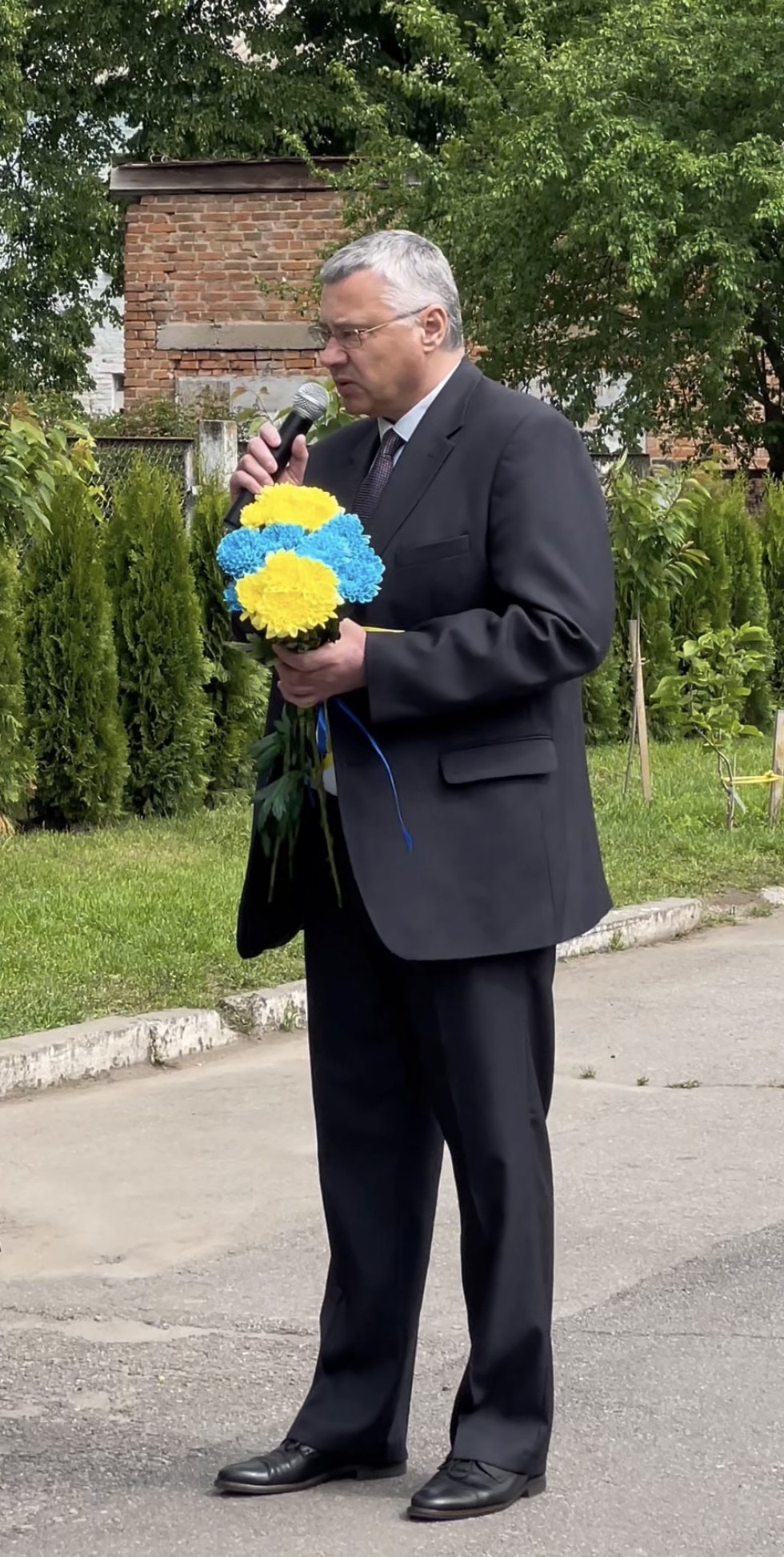 Новини Вінниці - фото з На честь п’ятнадцяти героїв: у ліцеї №27 відкрили стелу Пам’яті загиблим випускникам