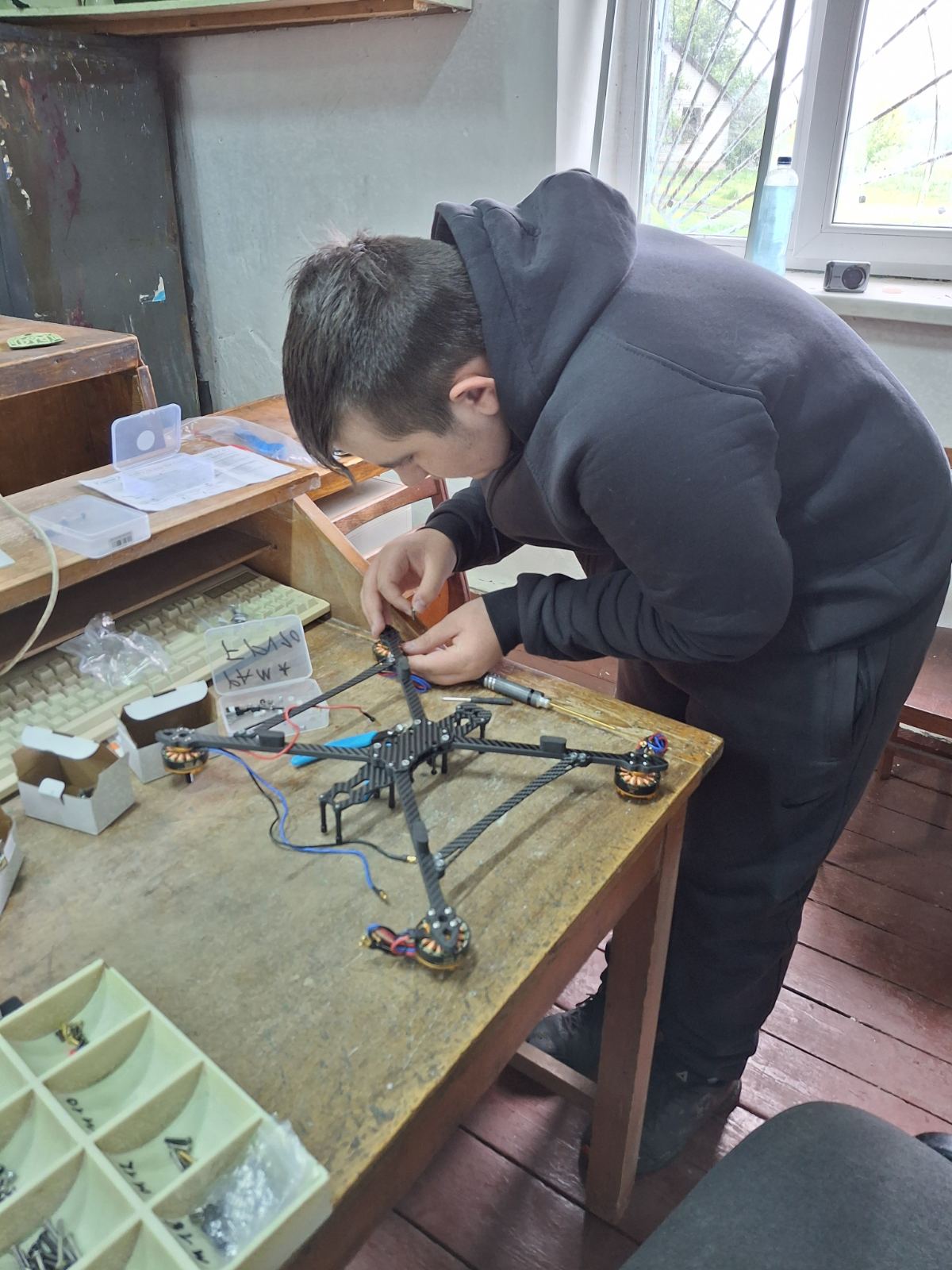 Новини Вінниці - фото з «Бує, на чийсь місто залітаємо»: вчитель повернувся з війни і робиться з учнями дрони