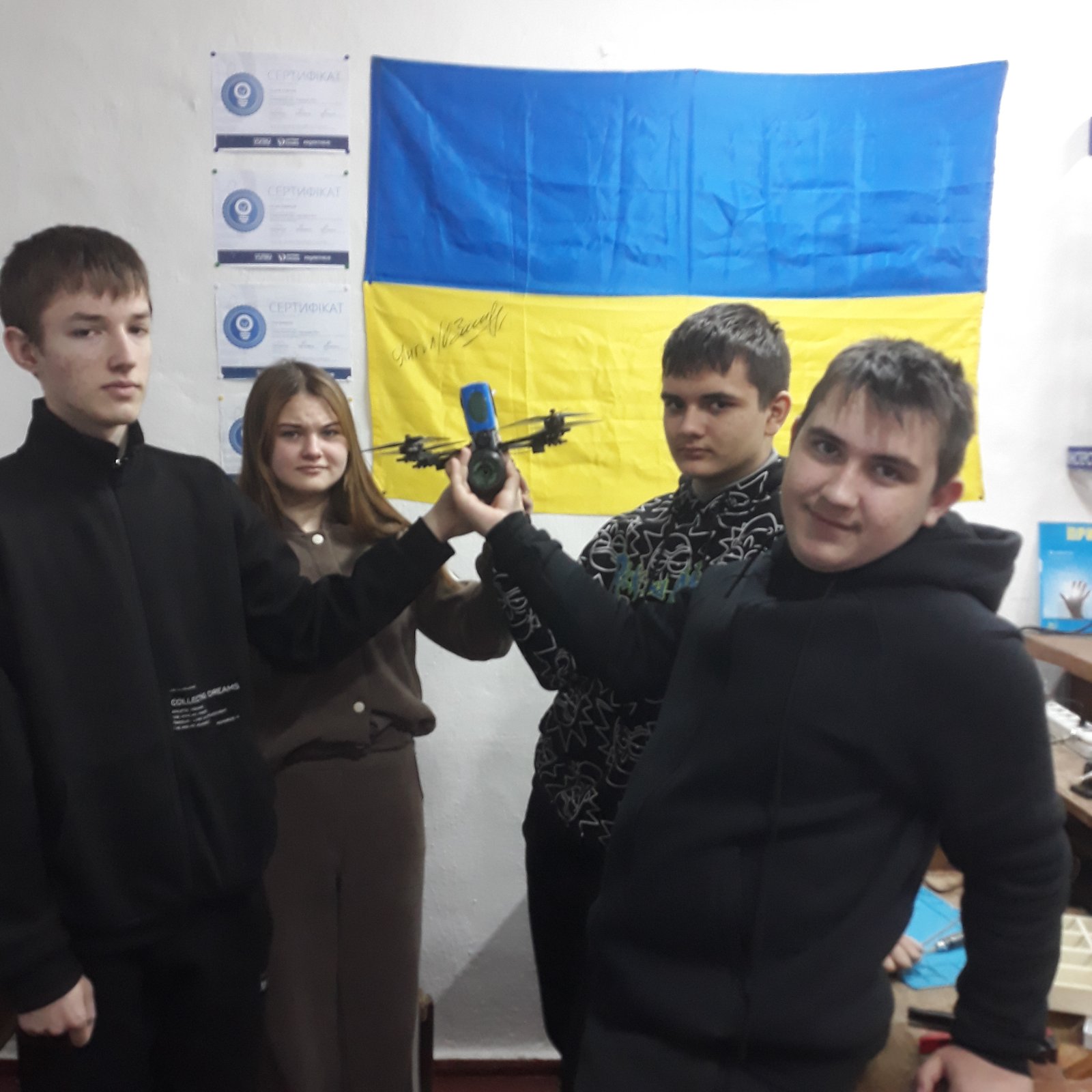 Новини Вінниці - фото з «Бує, на чийсь місто залітаємо»: вчитель повернувся з війни і робиться з учнями дрони