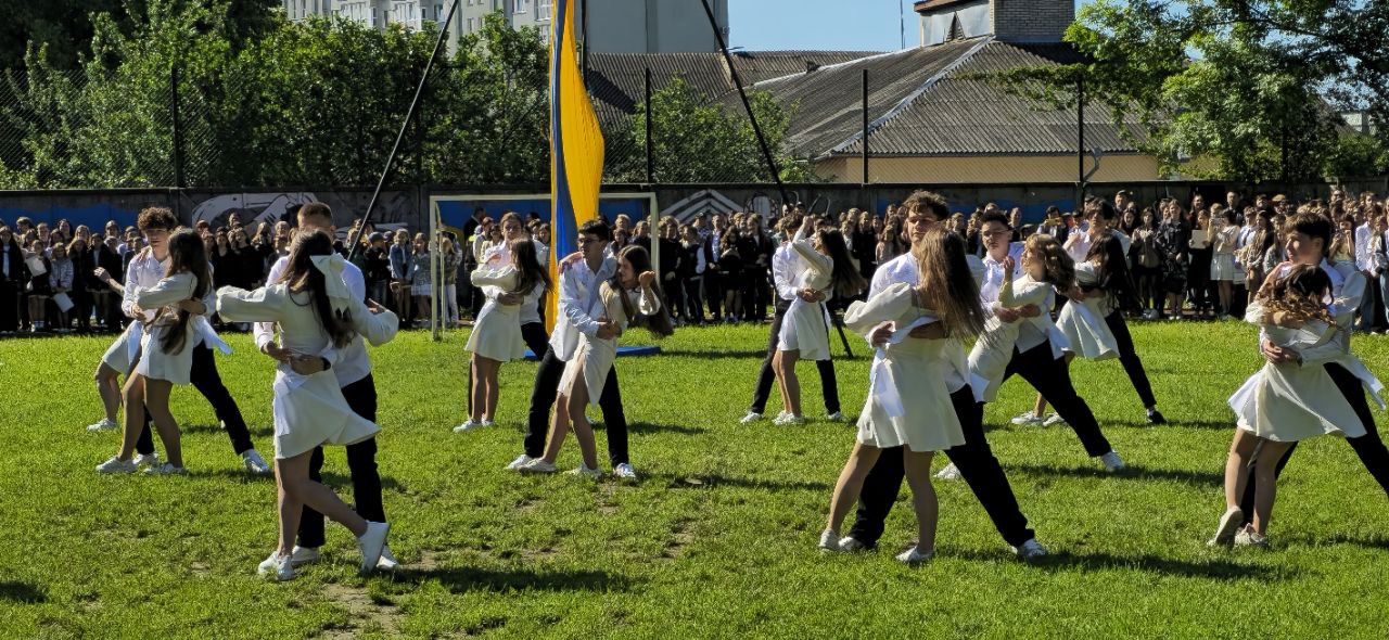 Новини Тернополя - фото з Сльози, вальс і вдячність захисникам: у школах Тернополя пролунав останній дзвоник