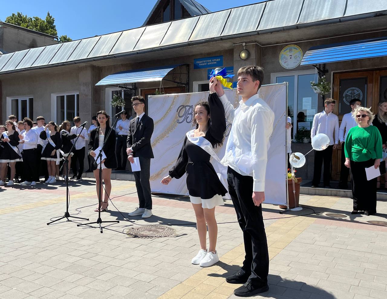 Новини Тернополя - фото з Сльози, вальс і вдячність захисникам: у школах Тернополя пролунав останній дзвоник