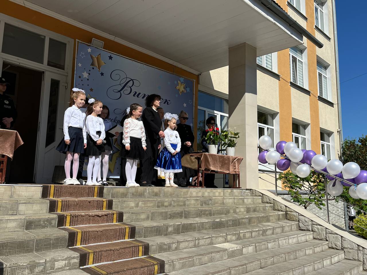 Новини Тернополя - фото з Сльози, вальс і вдячність захисникам: у школах Тернополя пролунав останній дзвоник