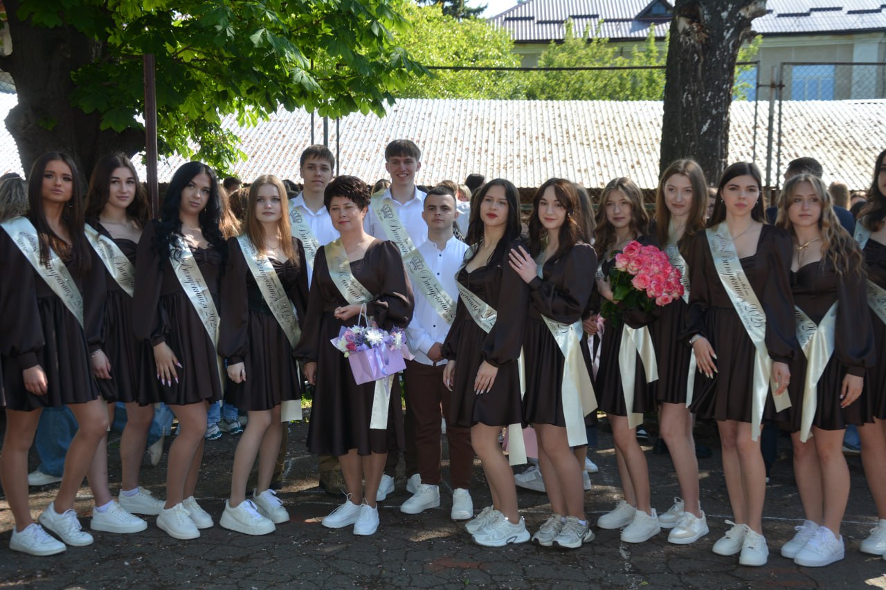 Новини Тернополя - фото з Сльози, вальс і вдячність захисникам: у школах Тернополя пролунав останній дзвоник