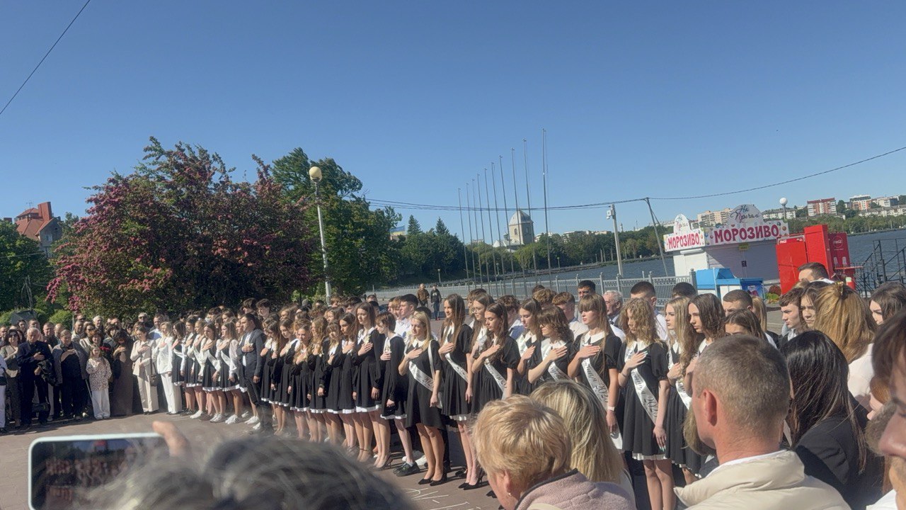Новини Тернополя - фото з Сльози, вальс і вдячність захисникам: у школах Тернополя пролунав останній дзвоник