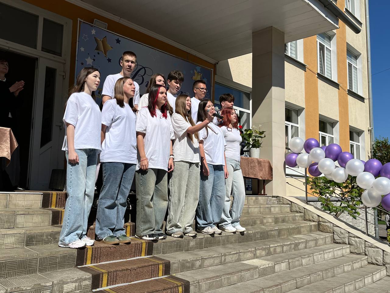 Новини Тернополя - фото з Сльози, вальс і вдячність захисникам: у школах Тернополя пролунав останній дзвоник