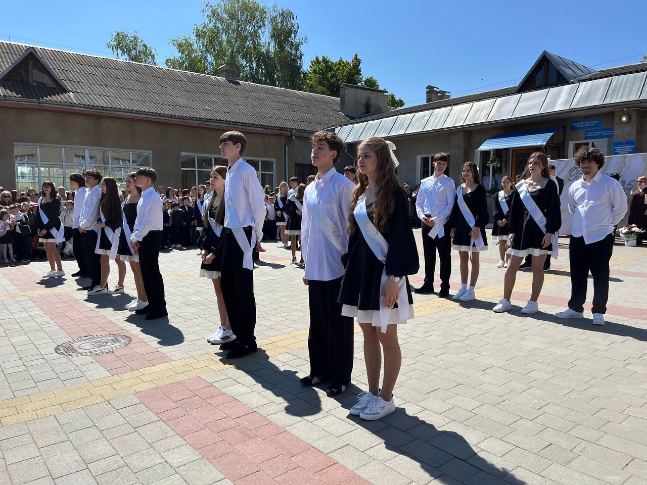 Новини Тернополя - фото з Сльози, вальс і вдячність захисникам: у школах Тернополя пролунав останній дзвоник