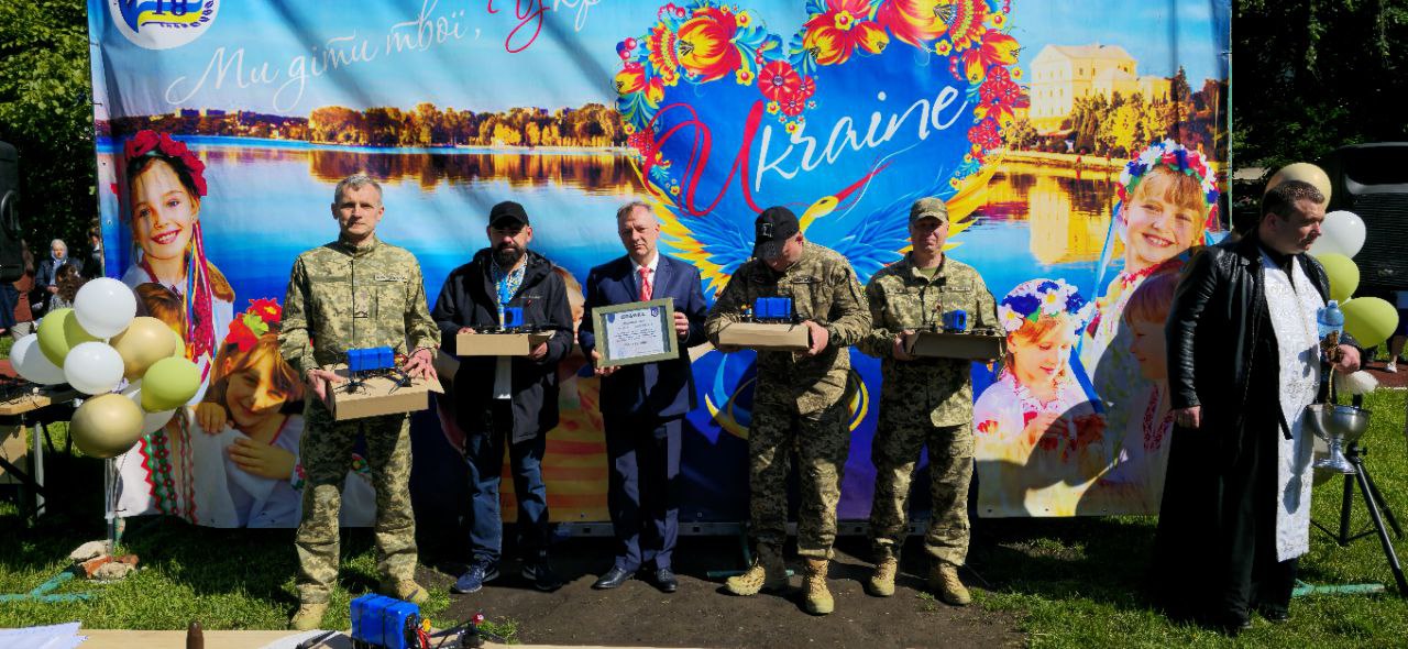 Новини Тернополя - фото з Сльози, вальс і вдячність захисникам: у школах Тернополя пролунав останній дзвоник