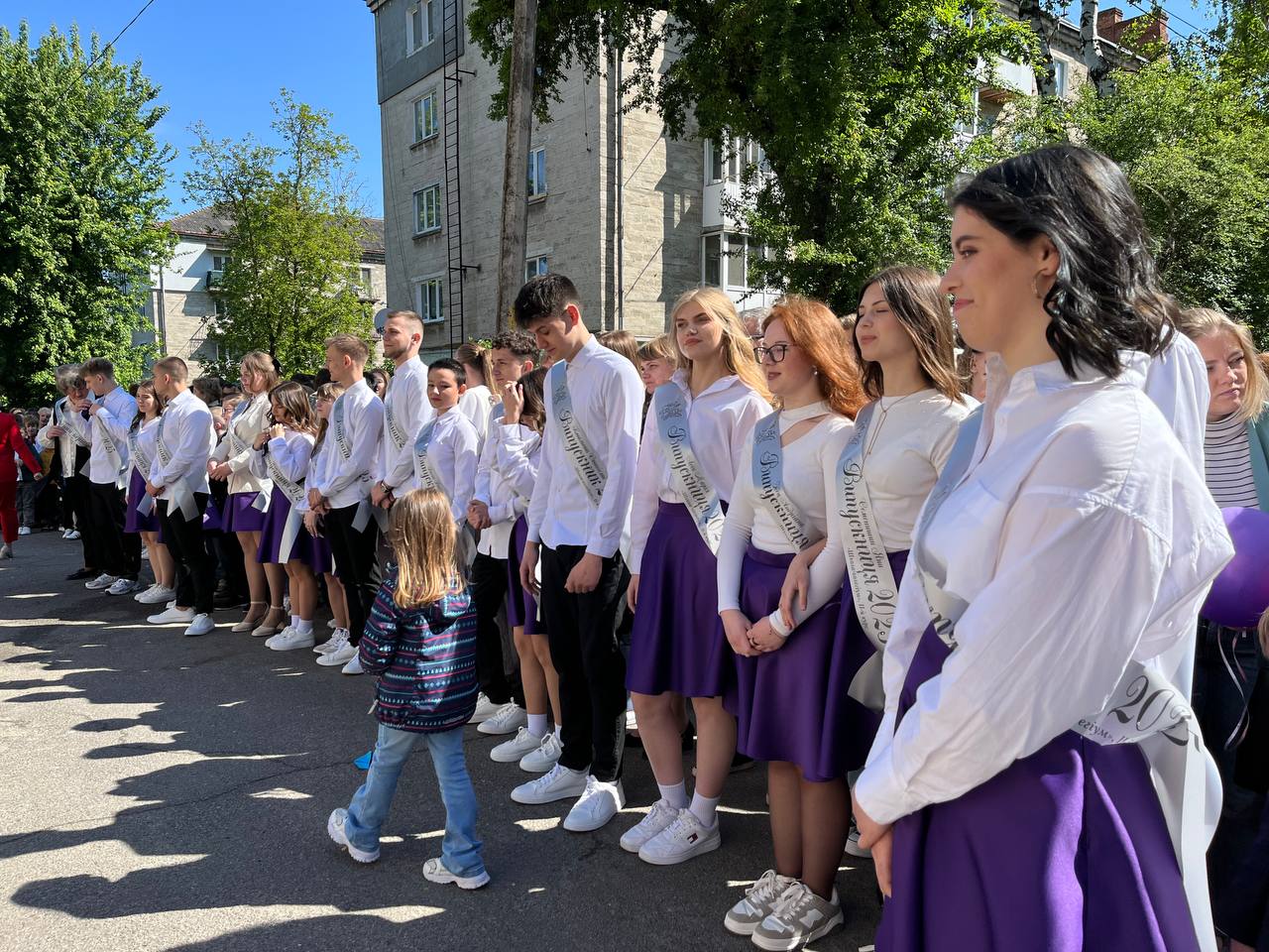 Новини Тернополя - фото з Сльози, вальс і вдячність захисникам: у школах Тернополя пролунав останній дзвоник