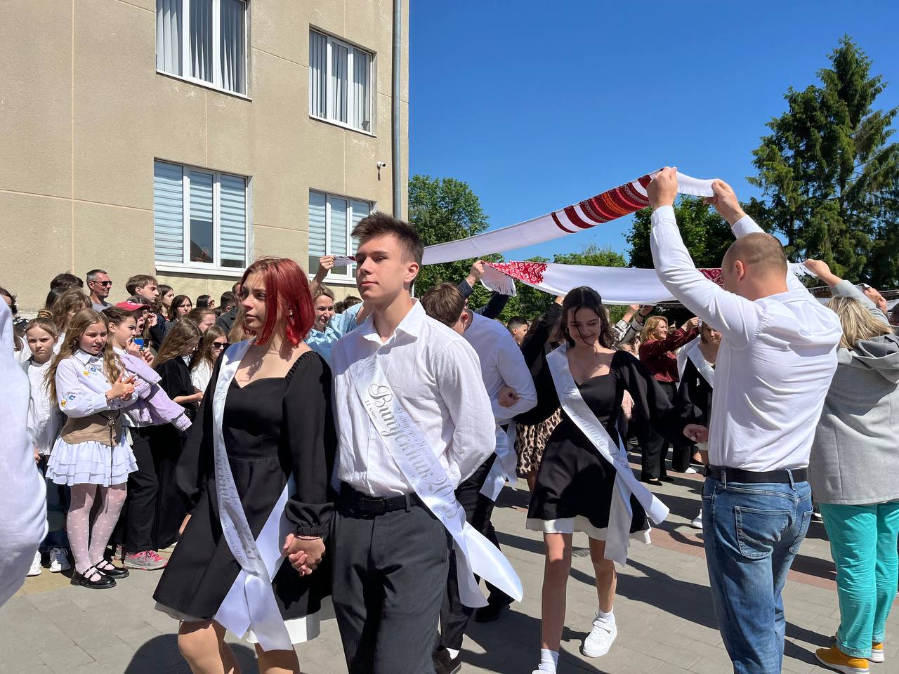 Новини Тернополя - фото з Сльози, вальс і вдячність захисникам: у школах Тернополя пролунав останній дзвоник