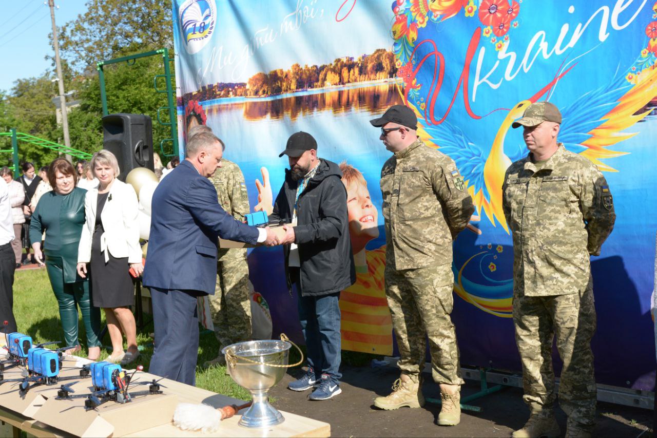 Новини Тернополя - фото з Сльози, вальс і вдячність захисникам: у школах Тернополя пролунав останній дзвоник