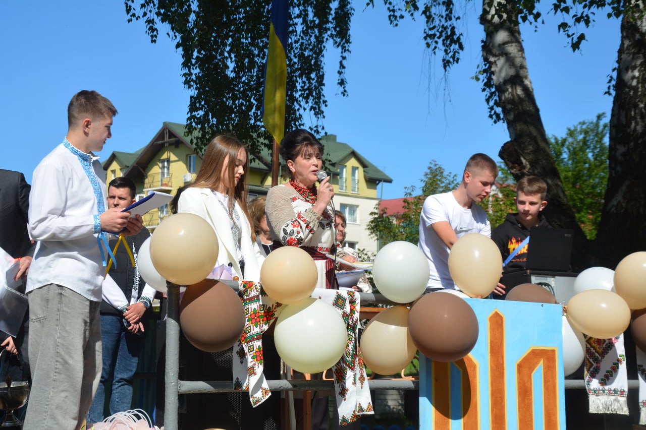 Новини Тернополя - фото з Сльози, вальс і вдячність захисникам: у школах Тернополя пролунав останній дзвоник