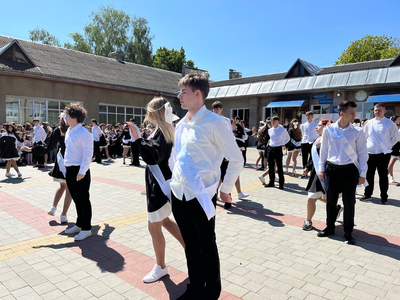 Новини Тернополя - фото з Сльози, вальс і вдячність захисникам: у школах Тернополя пролунав останній дзвоник