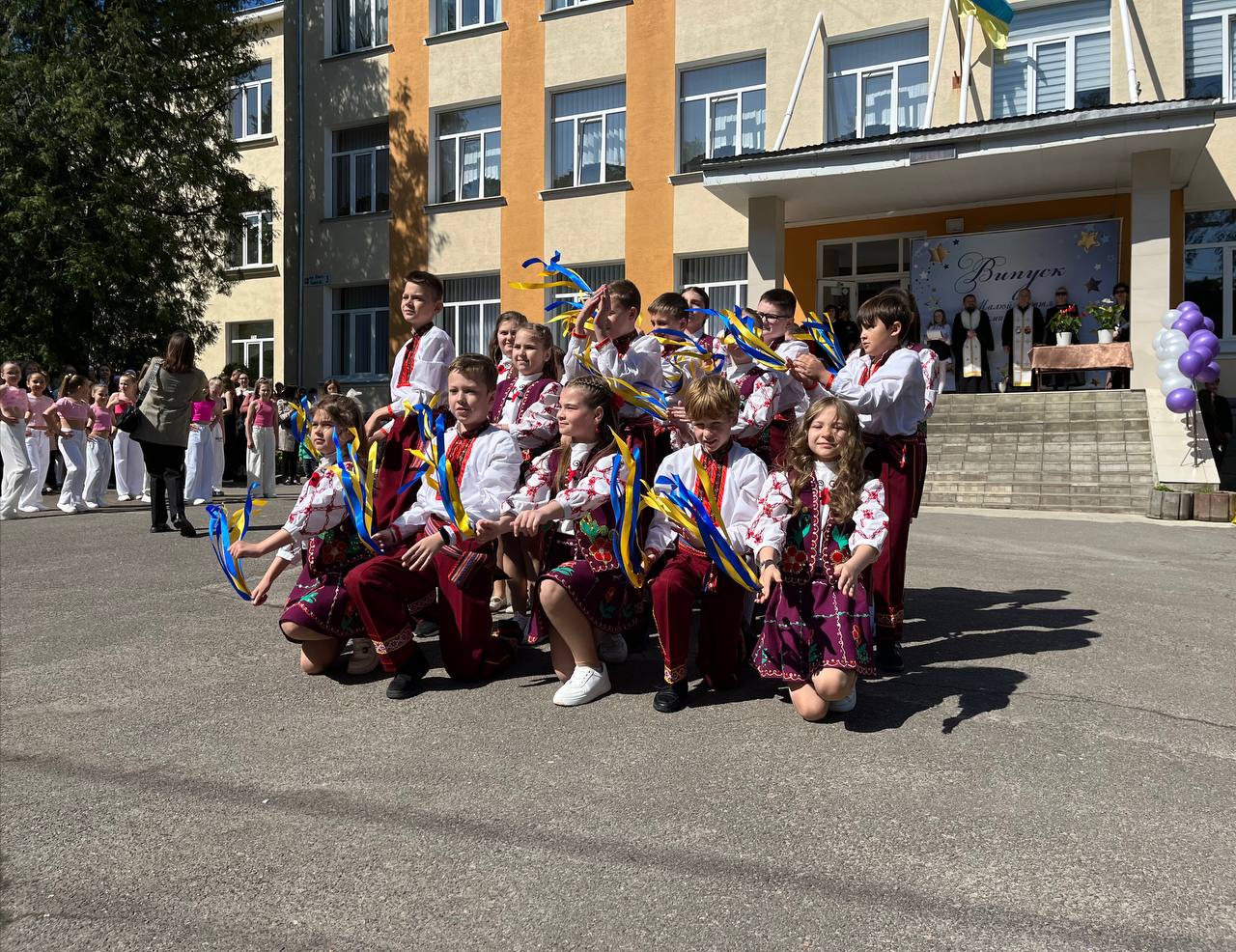 Новини Тернополя - фото з Сльози, вальс і вдячність захисникам: у школах Тернополя пролунав останній дзвоник