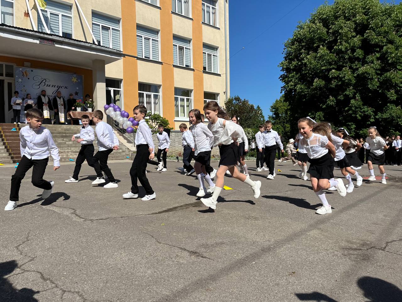 Новини Тернополя - фото з Сльози, вальс і вдячність захисникам: у школах Тернополя пролунав останній дзвоник