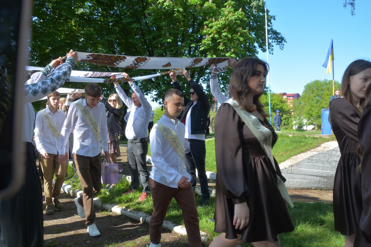 Новини Тернополя - фото з Сльози, вальс і вдячність захисникам: у школах Тернополя пролунав останній дзвоник