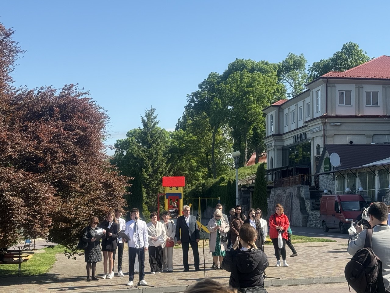 Новини Тернополя - фото з Сльози, вальс і вдячність захисникам: у школах Тернополя пролунав останній дзвоник