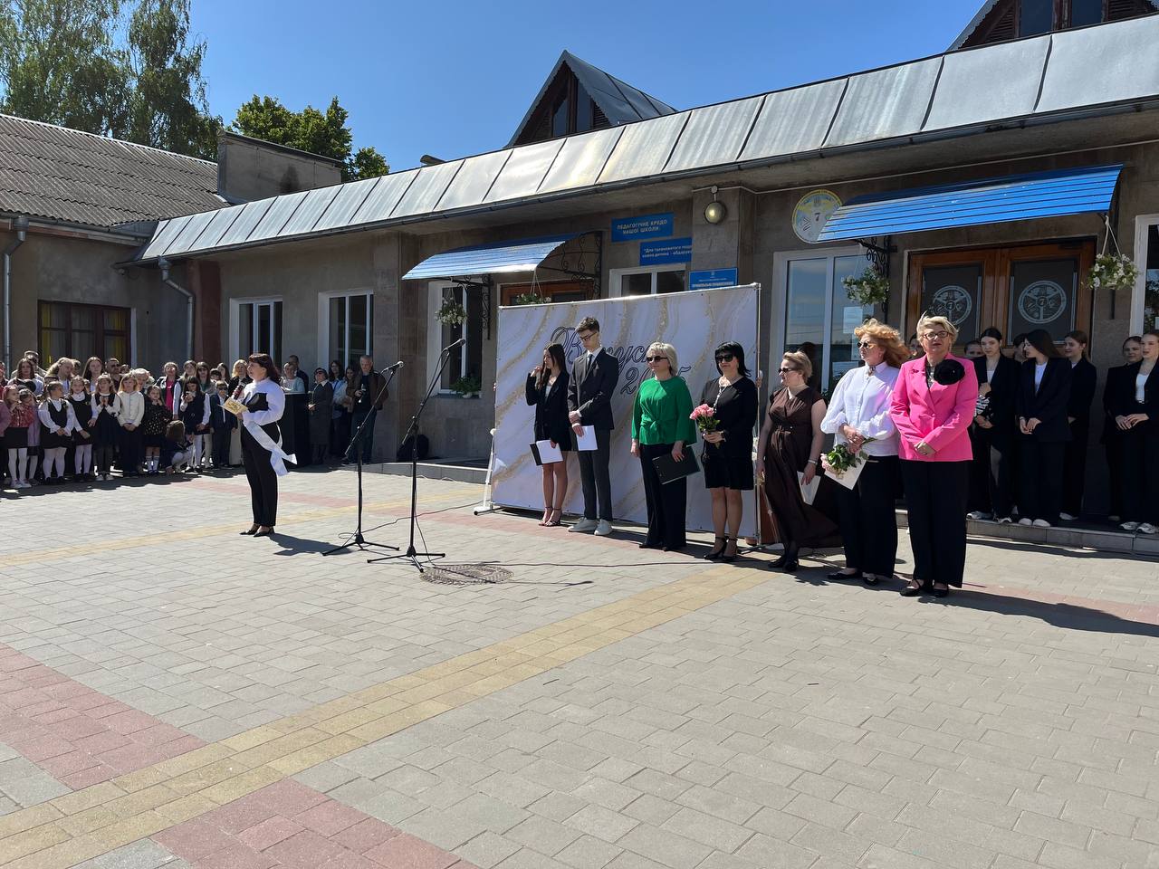 Новини Тернополя - фото з Сльози, вальс і вдячність захисникам: у школах Тернополя пролунав останній дзвоник