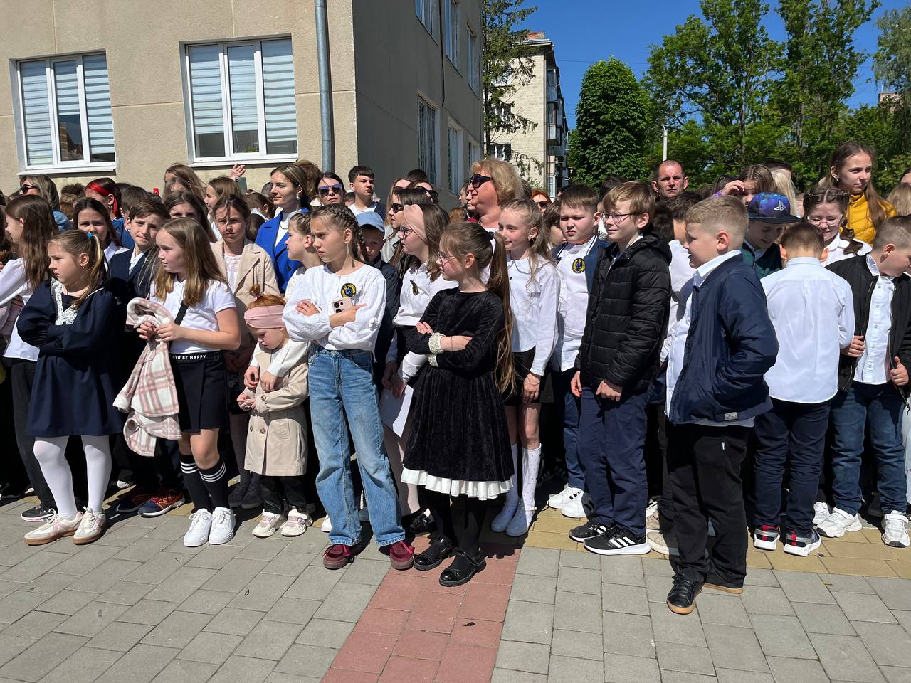 Новини Тернополя - фото з Сльози, вальс і вдячність захисникам: у школах Тернополя пролунав останній дзвоник
