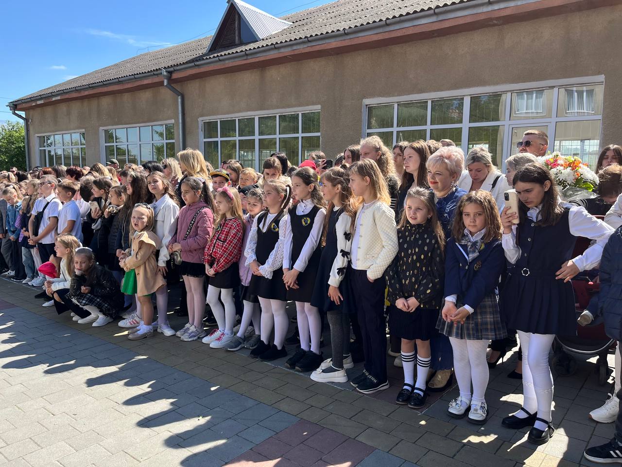 Новини Тернополя - фото з Сльози, вальс і вдячність захисникам: у школах Тернополя пролунав останній дзвоник