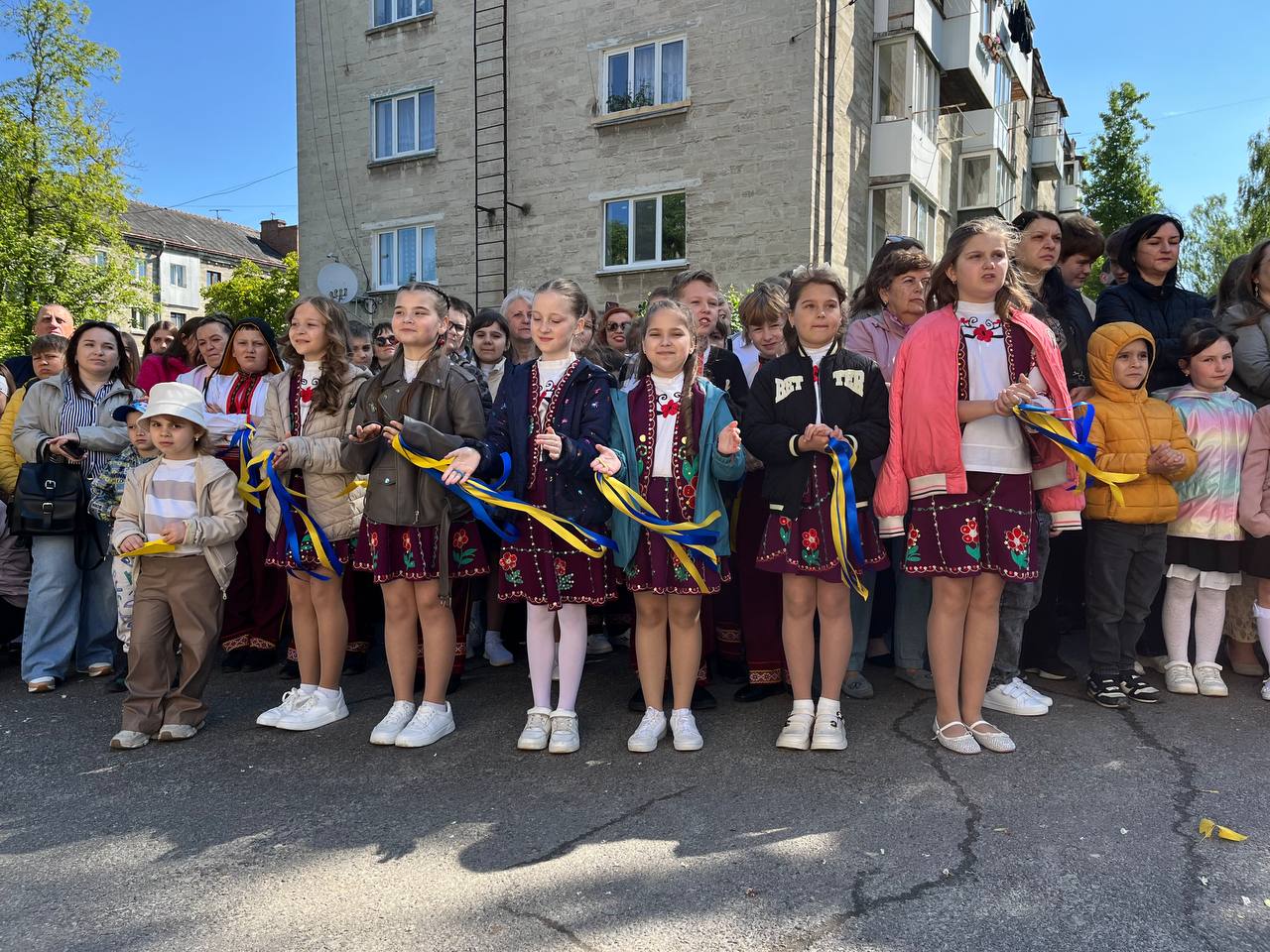 Новини Тернополя - фото з Сльози, вальс і вдячність захисникам: у школах Тернополя пролунав останній дзвоник