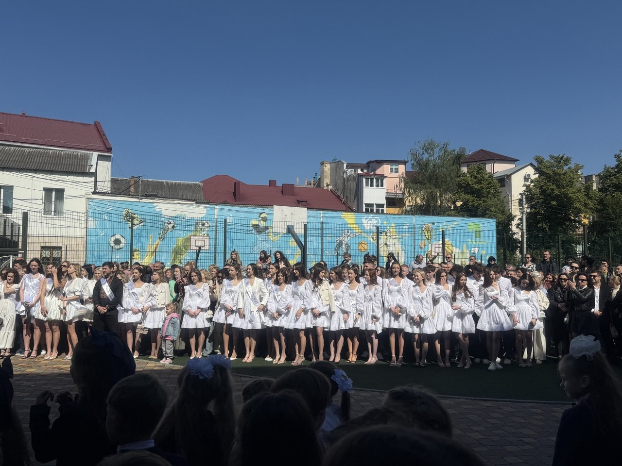 Новини Тернополя - фото з Сльози, вальс і вдячність захисникам: у школах Тернополя пролунав останній дзвоник