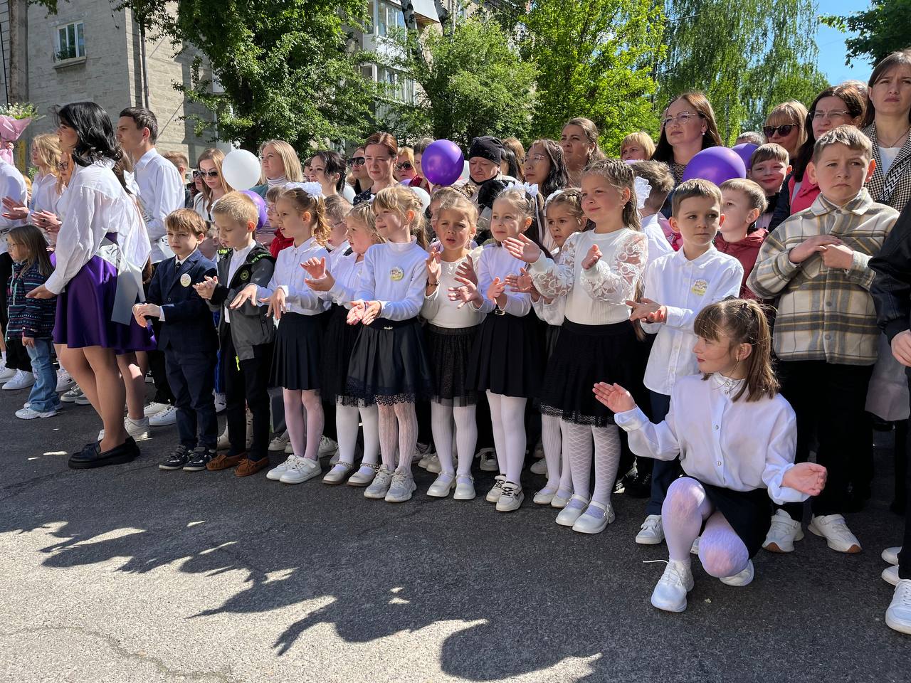 Новини Тернополя - фото з Сльози, вальс і вдячність захисникам: у школах Тернополя пролунав останній дзвоник