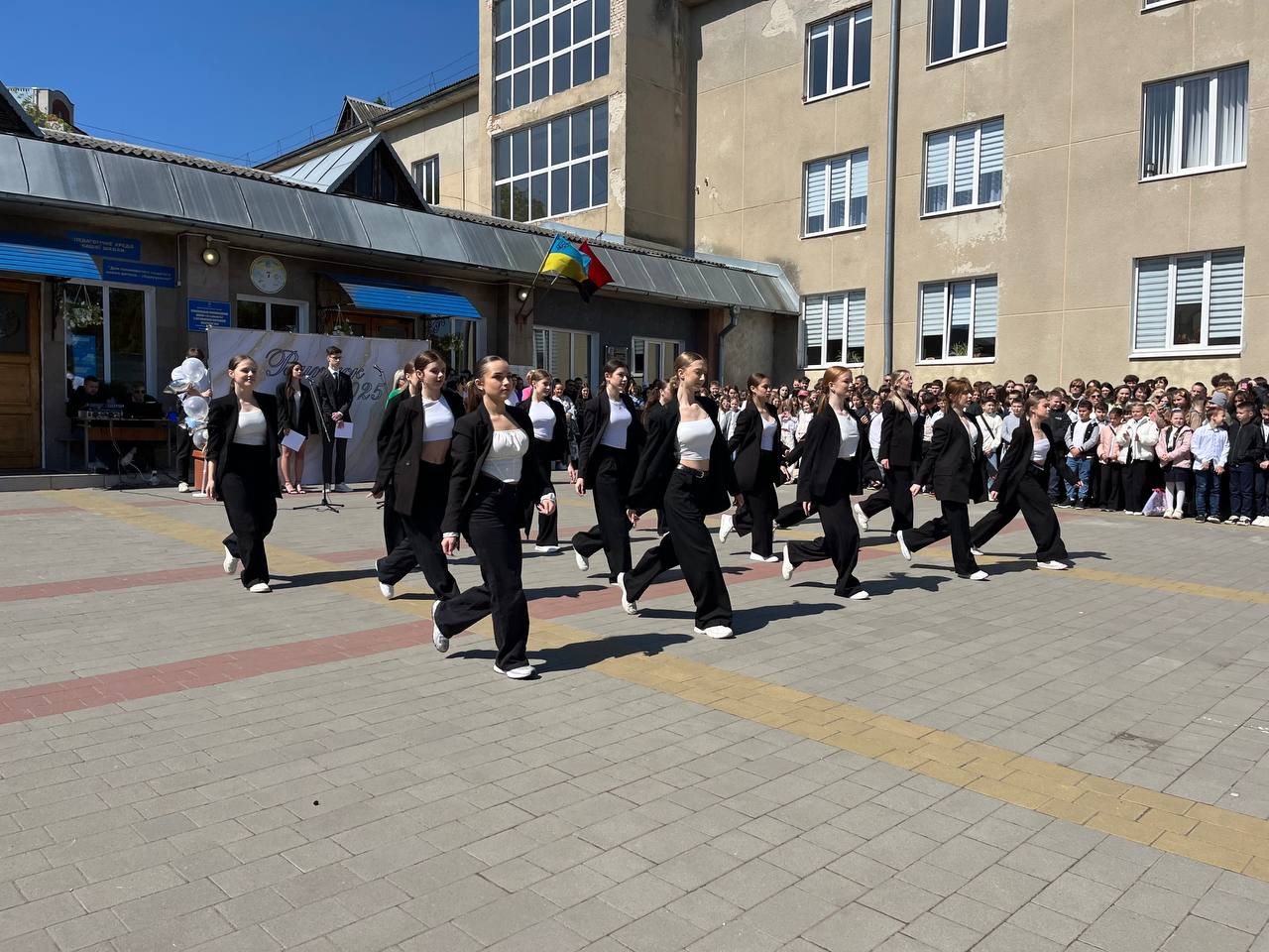 Новини Тернополя - фото з Сльози, вальс і вдячність захисникам: у школах Тернополя пролунав останній дзвоник