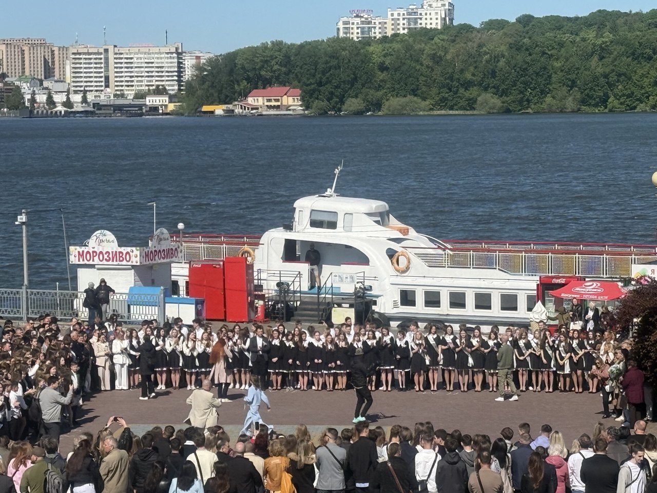 Новини Тернополя - фото з Сльози, вальс і вдячність захисникам: у школах Тернополя пролунав останній дзвоник