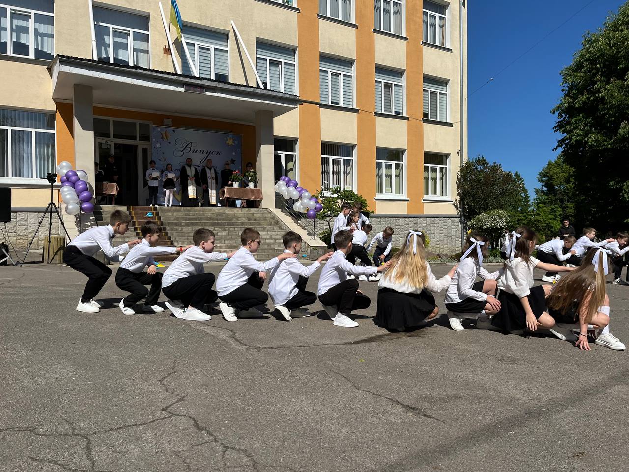 Новини Тернополя - фото з Сльози, вальс і вдячність захисникам: у школах Тернополя пролунав останній дзвоник