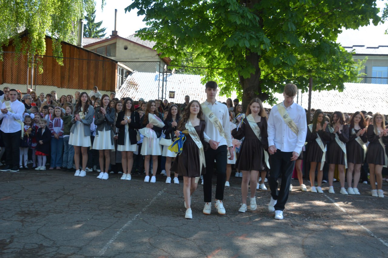 Новини Тернополя - фото з Сльози, вальс і вдячність захисникам: у школах Тернополя пролунав останній дзвоник