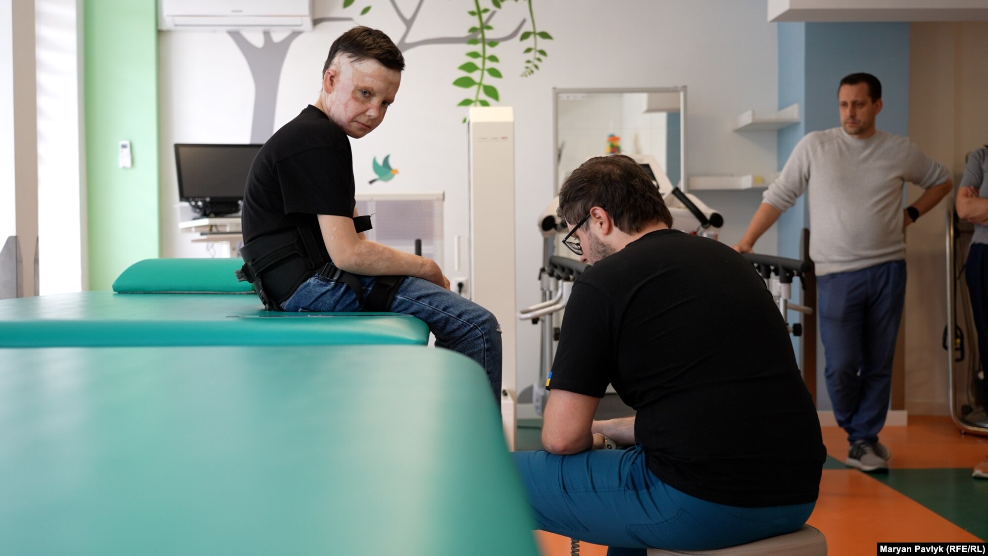 Новини Вінниці - фото з Ромчик, який вижив під час удару по Вінниці: «Мамине взуття. Я доріс і тепер воно — моє»