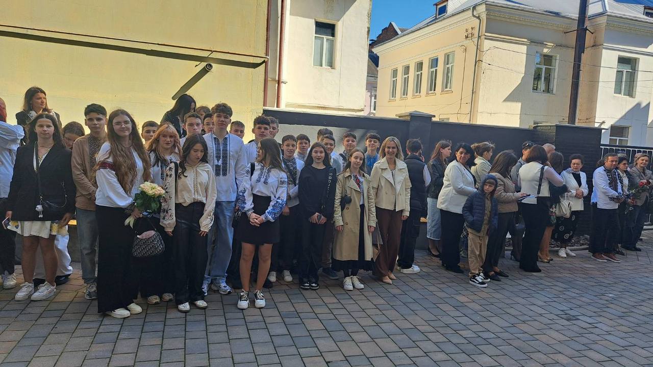 Новини Тернополя - фото з Сльози, вальс і вдячність захисникам: у школах Тернополя пролунав останній дзвоник
