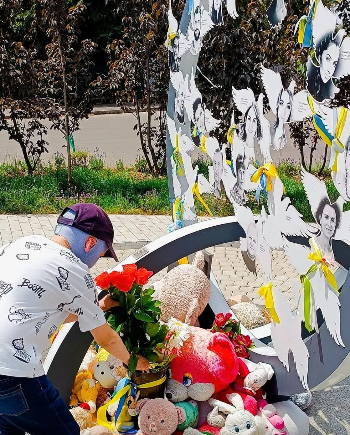 Новини Вінниці - фото з Ромчик, який вижив під час удару по Вінниці: «Мамине взуття. Я доріс і тепер воно — моє»