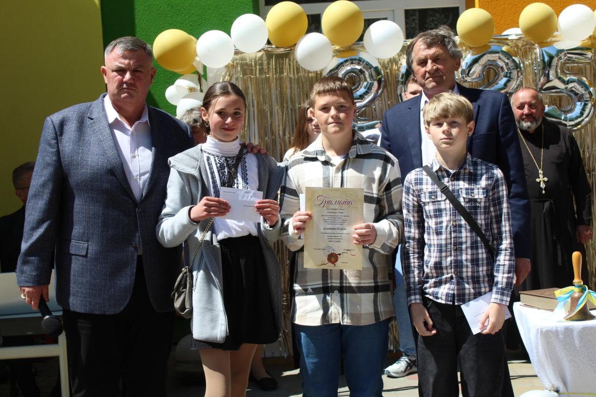 Новини Тернополя - фото з Випускників-відмінників та вчителів громади біля Тернополя нагородили грошовими преміями
