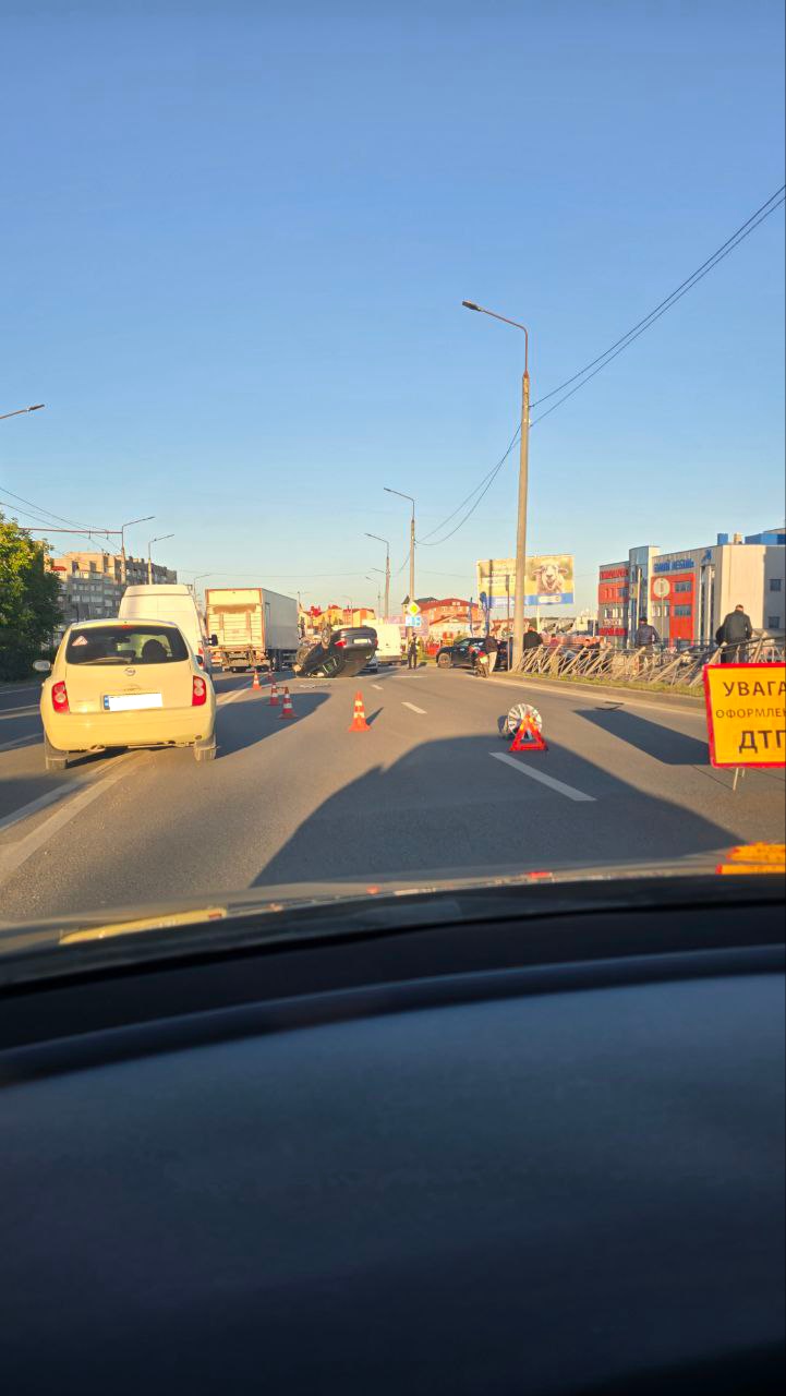 Новини Тернополя - фото з Перекинулась автівка на Будного. Рух ускладнений