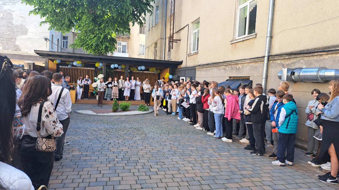 Новини Тернополя - фото з Сльози, вальс і вдячність захисникам: у школах Тернополя пролунав останній дзвоник