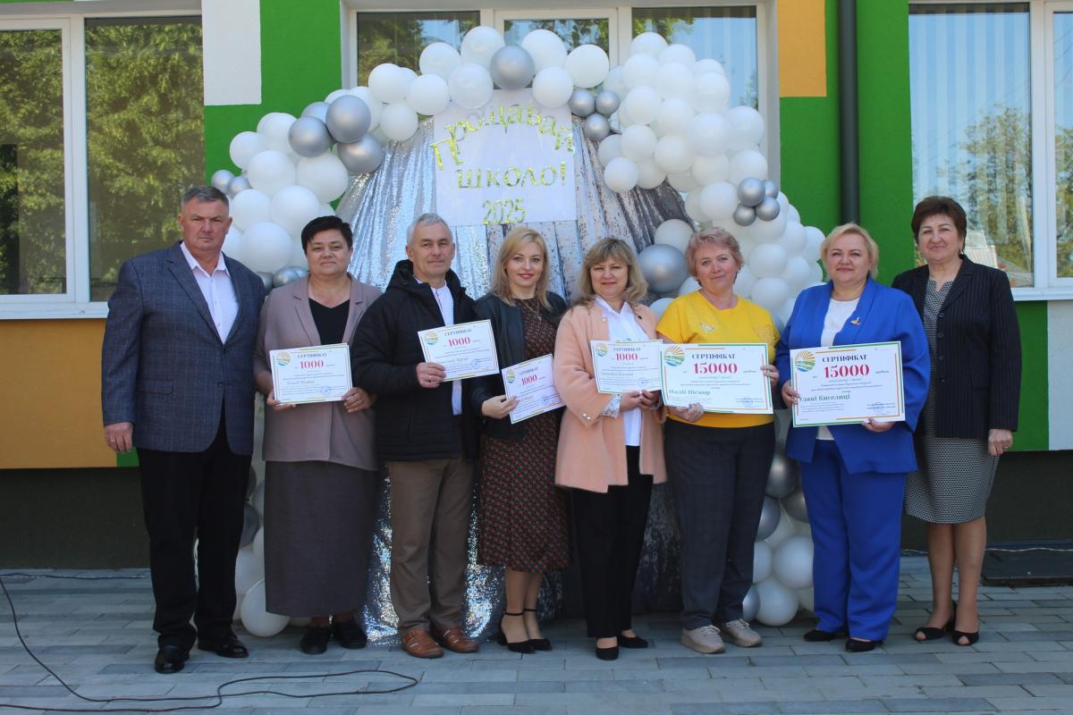 Новини Тернополя - фото з Випускників-відмінників та вчителів громади біля Тернополя нагородили грошовими преміями