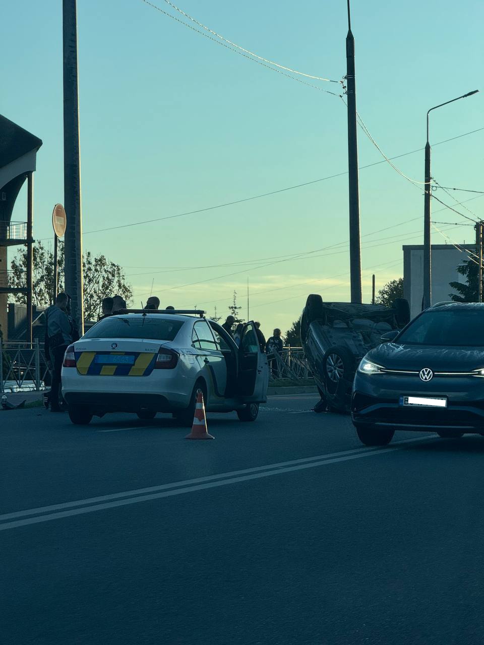 Новини Тернополя - фото з Перекинулась автівка на Будного. Рух ускладнений