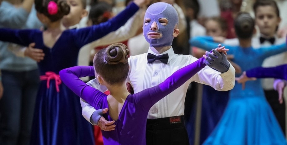 Новини Вінниці - фото з Ромчик, який вижив під час удару по Вінниці: «Мамине взуття. Я доріс і тепер воно — моє»