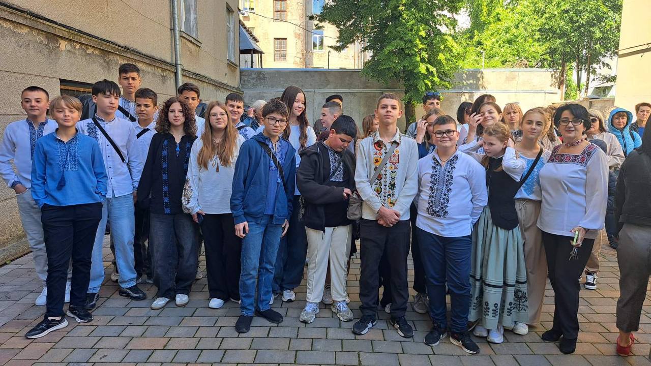 Новини Тернополя - фото з Сльози, вальс і вдячність захисникам: у школах Тернополя пролунав останній дзвоник
