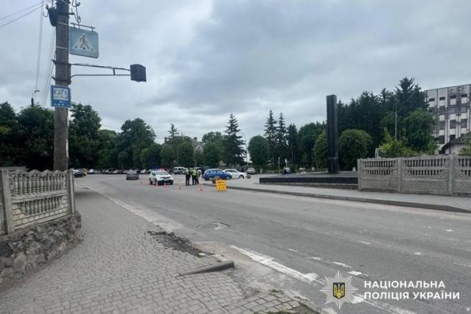 Новини Вінниці - фото з ДТП біля переходу: у Хмільнику автомобіль наїхав на дитину