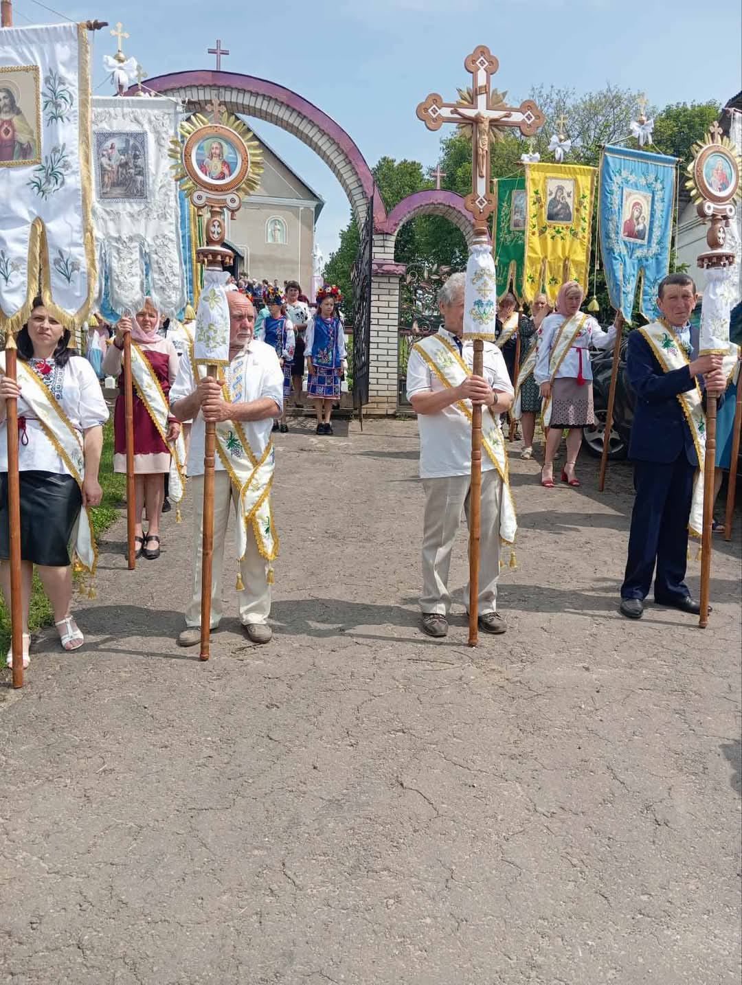 Новини Тернополя - фото з У старовинній церкві на Тернопільщині освятили нову дзвіницю