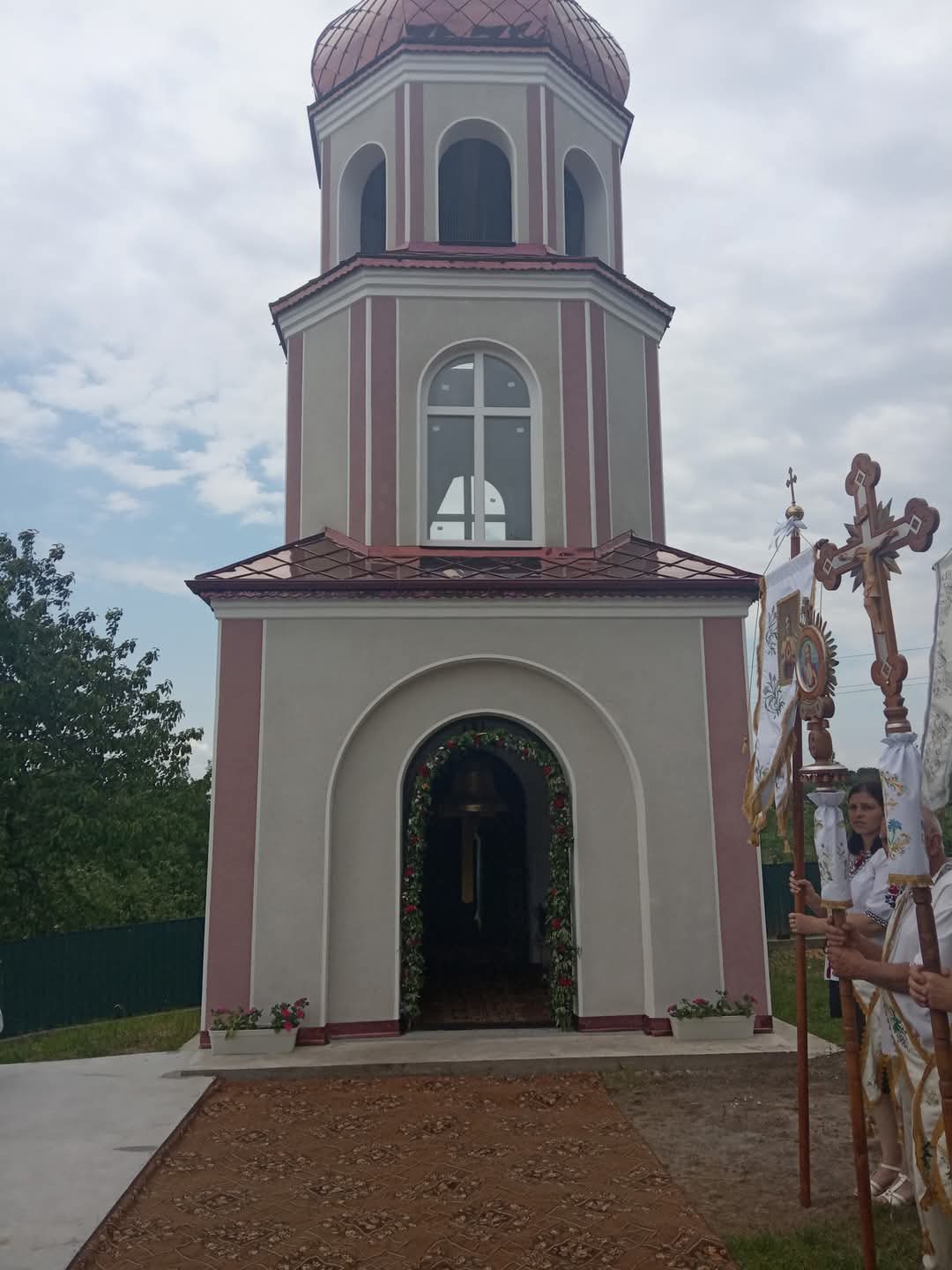 Новини Тернополя - фото з У старовинній церкві на Тернопільщині освятили нову дзвіницю