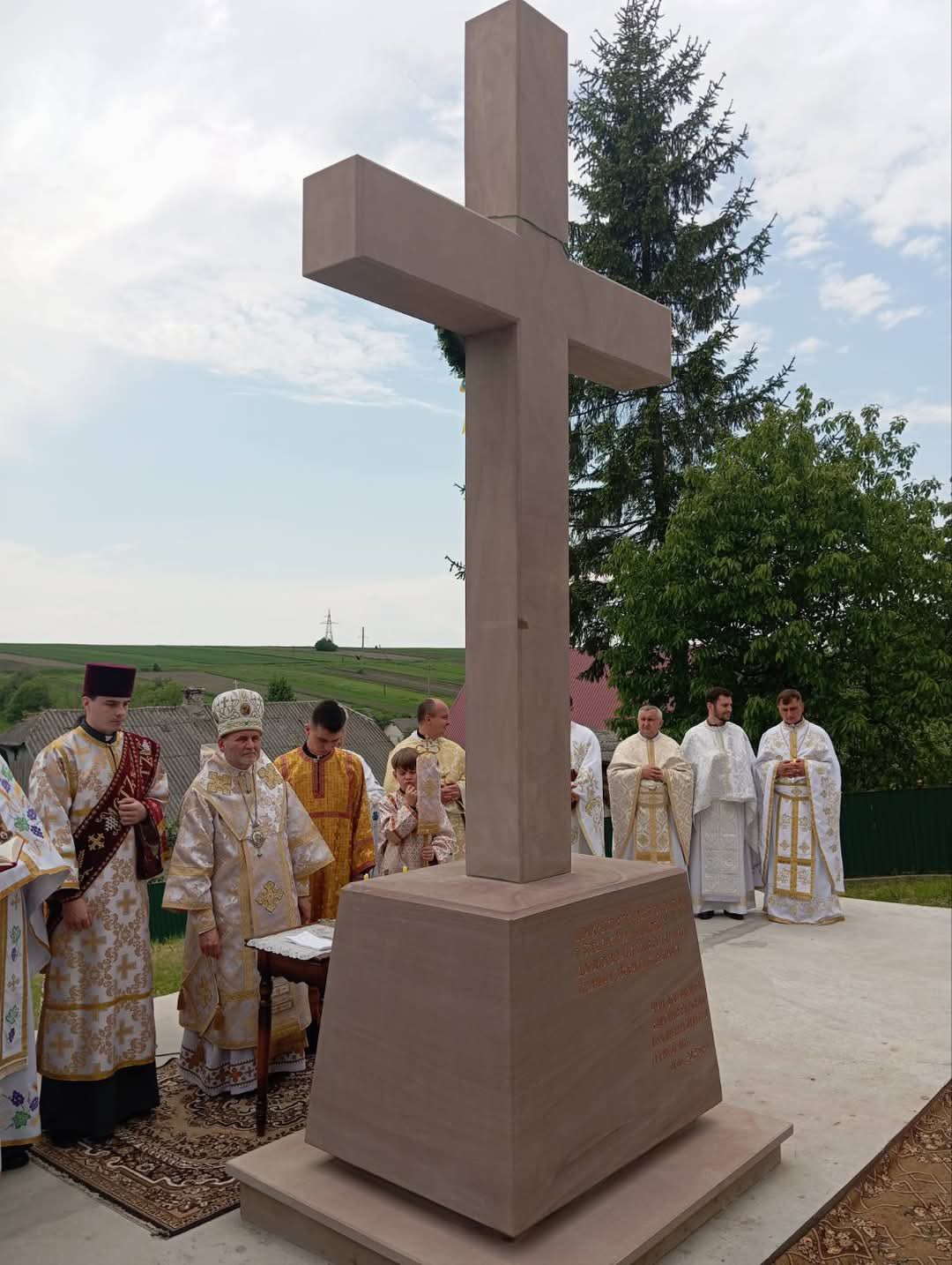 Новини Тернополя - фото з У старовинній церкві на Тернопільщині освятили нову дзвіницю