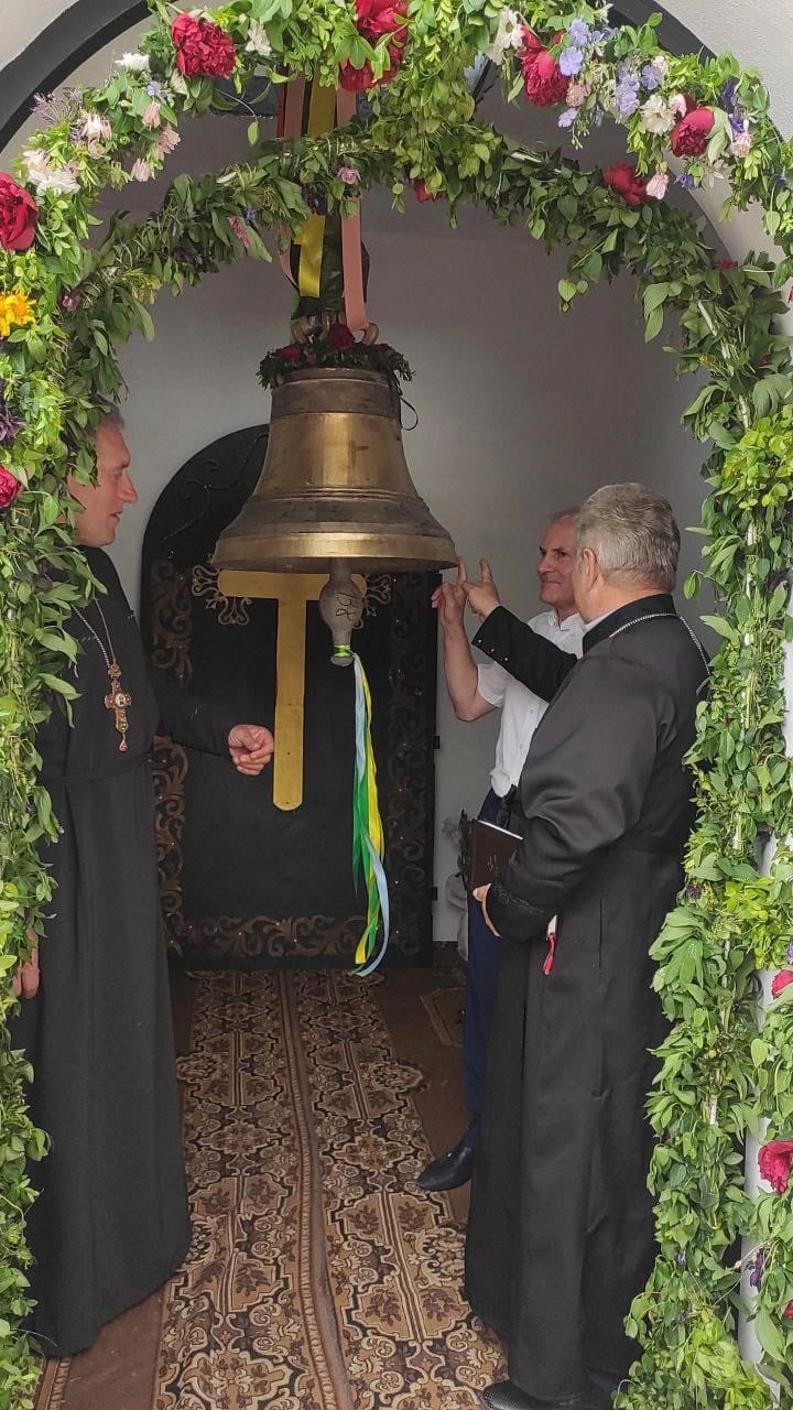 Новини Тернополя - фото з У старовинній церкві на Тернопільщині освятили нову дзвіницю