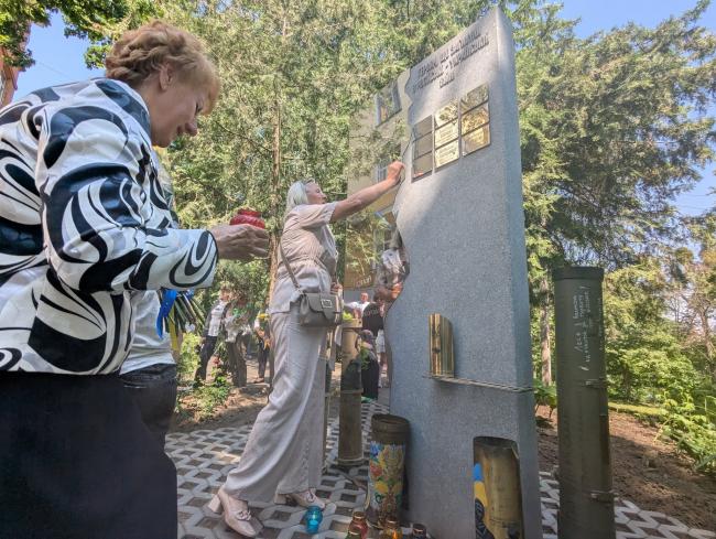 Новини Вінниці - фото з У вінницькому ліцеї №3 відкрили стелу пам’яті загиблих випускників