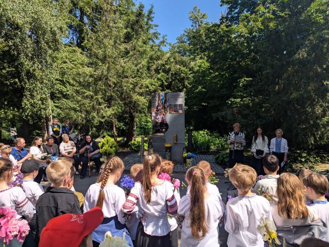 Новини Вінниці - фото з У вінницькому ліцеї №3 відкрили стелу пам’яті загиблих випускників